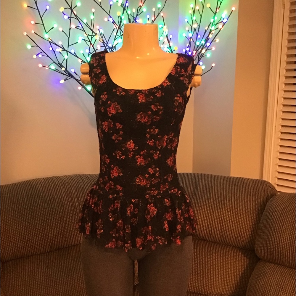 G:21 Size S Black/Red Hi/Lo Ruffled Top